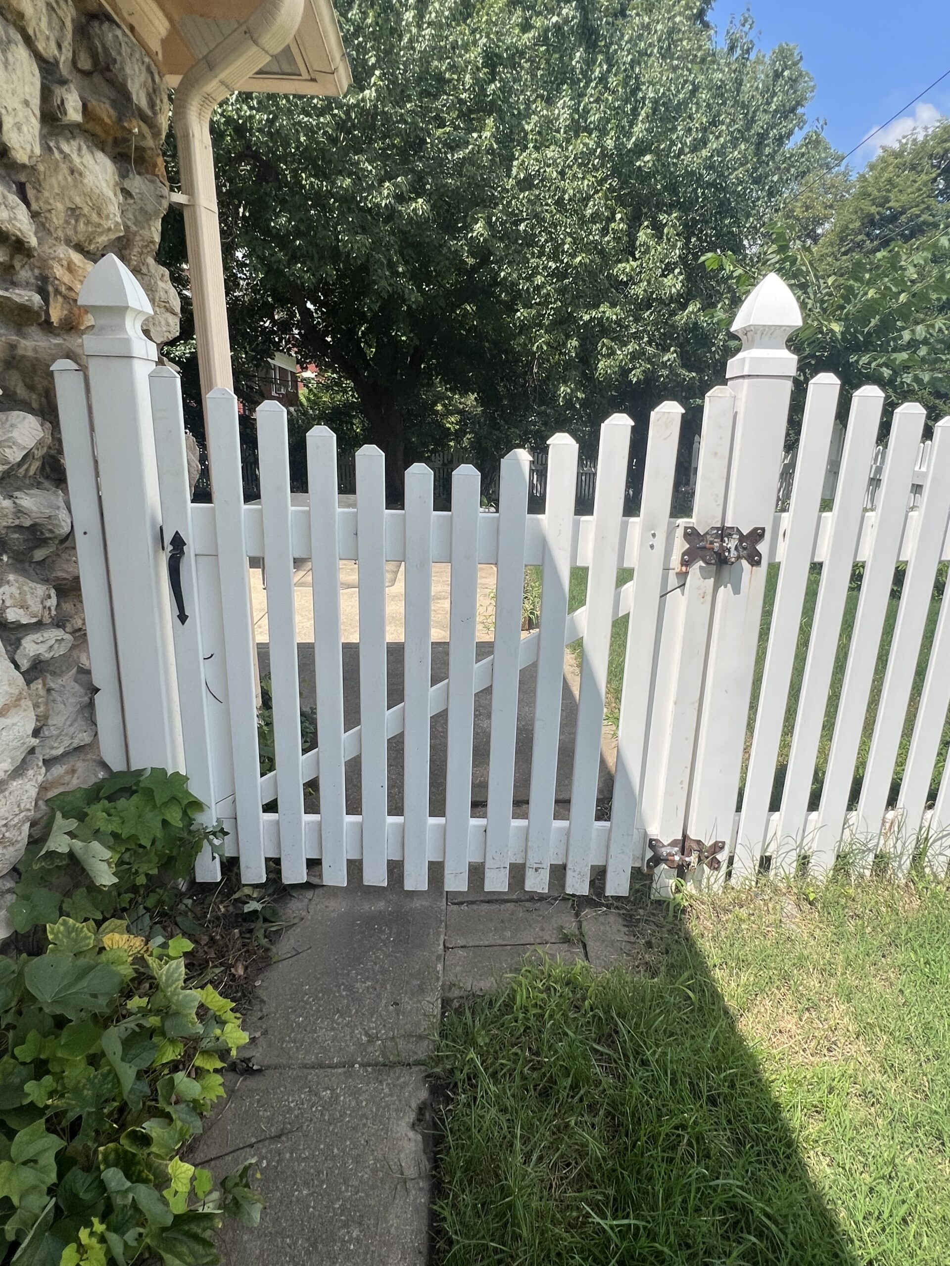 Fence gate repairman in Scarritt Renaissance